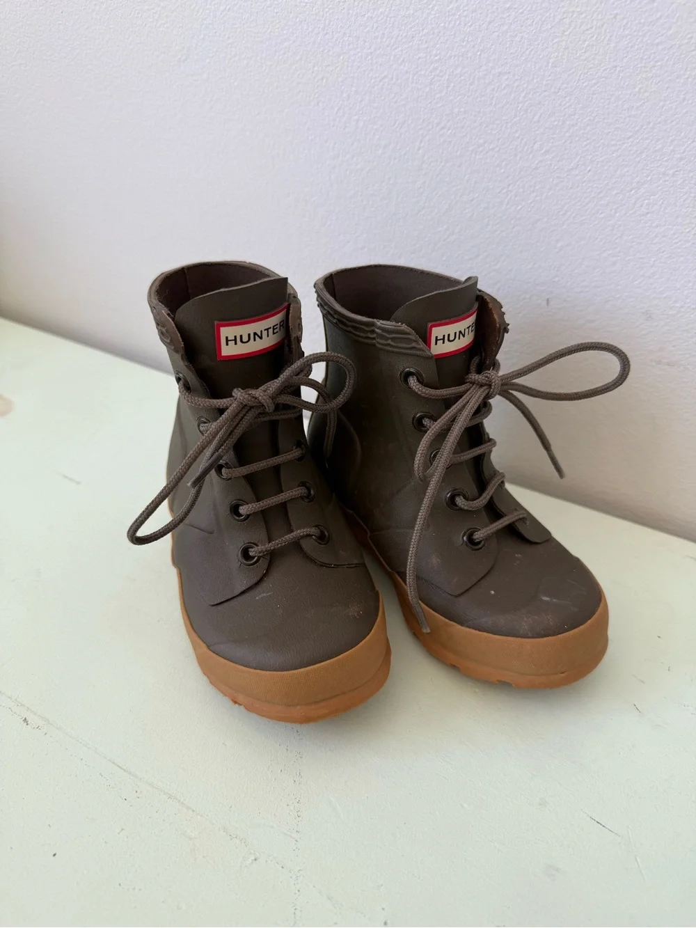 Hunter Kids Dark Gray and Tan Lace-Up Rain Boots with Gum Sole Boys 9/Girls 10